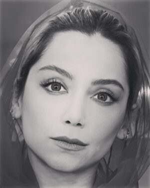 Nazanin Bayati Instagram - .
به من 
در عمق نگاهت
که ناکجای جهان است...
وطن بده
.
.

#افشین_یداللهی