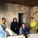 Nazanin Bayati Instagram - . . تنها گذاشتن؛یک عادت دیرینه است.تنها رها کردن‌‌ِ آنکه دوستتان دارد یعنی کشتنش.و کشته شدن در تاریخ امروز تاوان همان است که کسی را کشته ای در تقویم دیروز.حواستان باشد که چاقوهایتان را جز برای تقسیم نان بیرون نیاورید.و گردن بگذارید به فرمان کائنات که می گوید پاداش کلوخ انداز ،سنگ است. . . . @amirahmad_ghazvinii 📝🖊🕴🏻 . . . . @heliyarezaeee 📸📷🙏🏻