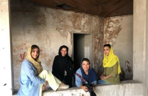 Nazanin Bayati Instagram - .
.
تنها گذاشتن؛یک عادت دیرینه است.تنها رها کردن‌‌ِ آنکه دوستتان دارد یعنی کشتنش.و کشته شدن در تاریخ امروز تاوان همان است که کسی را کشته ای در تقویم دیروز.حواستان باشد که چاقوهایتان را جز برای تقسیم نان بیرون نیاورید.و گردن بگذارید به فرمان کائنات که می گوید پاداش کلوخ انداز ،سنگ است.
.
.
.
@amirahmad_ghazvinii 📝🖊🕴🏻
.
.
.
.
@heliyarezaeee 📸📷🙏🏻
