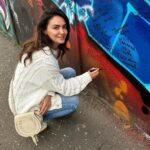 Nazanin Boniadi Instagram – ‏It has been 25 years since the Good Friday Agreement that ended 30 years of ethno-nationalist conflict know as the Troubles, a remarkable development in the Northern Ireland peace process. In that spirit, I signed Belfast’s Lanark Way peace wall with #WomanLifeFreedom, with the hope that freedom, justice and democracy prevail for the Iranian 
people

 پس از گذشت ۲۵ سال از صلح در ایرلند شمالی، آرزوی دموکراسی و آزادی برای ملت ایران را بر دیوار یادبود صلح بلفاست یادگار گذاردم

#زن_زندگی_آزادی