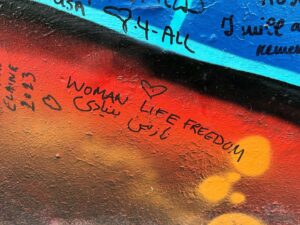 Nazanin Boniadi Instagram - ‏It has been 25 years since the Good Friday Agreement that ended 30 years of ethno-nationalist conflict know as the Troubles, a remarkable development in the Northern Ireland peace process. In that spirit, I signed Belfast’s Lanark Way peace wall with #WomanLifeFreedom, with the hope that freedom, justice and democracy prevail for the Iranian 
people

 پس از گذشت ۲۵ سال از صلح در ایرلند شمالی، آرزوی دموکراسی و آزادی برای ملت ایران را بر دیوار یادبود صلح بلفاست یادگار گذاردم

#زن_زندگی_آزادی