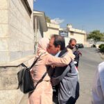 Nazanin Boniadi Instagram – #MajidTavakoli, one of Iran’s most prominent liberal thinkers and advocate for secular democracy, is seen handcuffed outside Evin prison as he embraces and says goodbye to his wife Maryam, after being arrested to start serving a 5 year sentence for his peaceful writings. He has been in and out of prison since his twenties, serving a total of 7.5 years in prison, including solitary confinement. He deserves praise and accolades, not punishment. We must raise our voices for his immediate and unconditional release. 

مجید توکلی، پژوهشگر و فعال سیاسی مخالف جمهوری اسلامی در مقابل زندان اوین درحالی‌که به دستهایش دستبند زده بودند، همسرش را در آغوش گرفت، بوسید و به زندان برای اجرای حکم ۵ ساله‌اش منتقل شد.
مجید توکلی که سابقه هفت سال و نیم زندان را در سال‌های گذشته داشته در آغاز خیزش بزرگ ایرانیان علیه جمهوری اسلامی، در خانه‌اش بازداشت و به اقدام علیه جمهوری اسلامی متهم شد.
توکلی پس از چند ماه بازداشت با قید وثیقه، موقتا آزاد شد و بعد از برگزاری جلسات دادگاه بدون فرصت دفاع مناسب و با اتهامات بی‌پایه به حبس و تبعید محکوم شد.
مجید توکلی از چهره‌های جوان اپوزیسیون ایران است که اندیشه‌های لیبرال و ملی‌گرایانه و آزادی‌خواهانه‌اش الهام بخش نسل‌های جدید دانشجویان و جوانان ایرانی در ایستادگی مقابل جمهوری اسلامی بوده است

#زن_زندگی_آزادی
