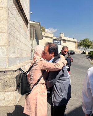 Nazanin Boniadi Instagram - #MajidTavakoli, one of Iran’s most prominent liberal thinkers and advocate for secular democracy, is seen handcuffed outside Evin prison as he embraces and says goodbye to his wife Maryam, after being arrested to start serving a 5 year sentence for his peaceful writings. He has been in and out of prison since his twenties, serving a total of 7.5 years in prison, including solitary confinement. He deserves praise and accolades, not punishment. We must raise our voices for his immediate and unconditional release. 

مجید توکلی، پژوهشگر و فعال سیاسی مخالف جمهوری اسلامی در مقابل زندان اوین درحالی‌که به دستهایش دستبند زده بودند، همسرش را در آغوش گرفت، بوسید و به زندان برای اجرای حکم ۵ ساله‌اش منتقل شد.
مجید توکلی که سابقه هفت سال و نیم زندان را در سال‌های گذشته داشته در آغاز خیزش بزرگ ایرانیان علیه جمهوری اسلامی، در خانه‌اش بازداشت و به اقدام علیه جمهوری اسلامی متهم شد.
توکلی پس از چند ماه بازداشت با قید وثیقه، موقتا آزاد شد و بعد از برگزاری جلسات دادگاه بدون فرصت دفاع مناسب و با اتهامات بی‌پایه به حبس و تبعید محکوم شد.
مجید توکلی از چهره‌های جوان اپوزیسیون ایران است که اندیشه‌های لیبرال و ملی‌گرایانه و آزادی‌خواهانه‌اش الهام بخش نسل‌های جدید دانشجویان و جوانان ایرانی در ایستادگی مقابل جمهوری اسلامی بوده است

#زن_زندگی_آزادی