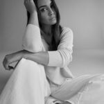 Nazanin Boniadi Instagram - From attending Iranian dissident showman Fereydoun Farrokhzad’s Royal Albert Hall concert as a child, to reading Orwell’s ‘1984,’ I spoke to @InStyleAus about the cultural touchstones that impacted my activism and career. Link in bio. 📸 @christianhogstedt 💇🏻‍♀️ @e_mendez 💄 @fabiolamakeup