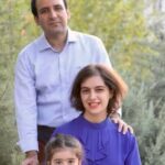 Nazanin Boniadi Instagram – #MajidTavakoli, one of Iran’s most prominent liberal thinkers and advocate for secular democracy, is seen handcuffed outside Evin prison as he embraces and says goodbye to his wife Maryam, after being arrested to start serving a 5 year sentence for his peaceful writings. He has been in and out of prison since his twenties, serving a total of 7.5 years in prison, including solitary confinement. He deserves praise and accolades, not punishment. We must raise our voices for his immediate and unconditional release. 

مجید توکلی، پژوهشگر و فعال سیاسی مخالف جمهوری اسلامی در مقابل زندان اوین درحالی‌که به دستهایش دستبند زده بودند، همسرش را در آغوش گرفت، بوسید و به زندان برای اجرای حکم ۵ ساله‌اش منتقل شد.
مجید توکلی که سابقه هفت سال و نیم زندان را در سال‌های گذشته داشته در آغاز خیزش بزرگ ایرانیان علیه جمهوری اسلامی، در خانه‌اش بازداشت و به اقدام علیه جمهوری اسلامی متهم شد.
توکلی پس از چند ماه بازداشت با قید وثیقه، موقتا آزاد شد و بعد از برگزاری جلسات دادگاه بدون فرصت دفاع مناسب و با اتهامات بی‌پایه به حبس و تبعید محکوم شد.
مجید توکلی از چهره‌های جوان اپوزیسیون ایران است که اندیشه‌های لیبرال و ملی‌گرایانه و آزادی‌خواهانه‌اش الهام بخش نسل‌های جدید دانشجویان و جوانان ایرانی در ایستادگی مقابل جمهوری اسلامی بوده است

#زن_زندگی_آزادی