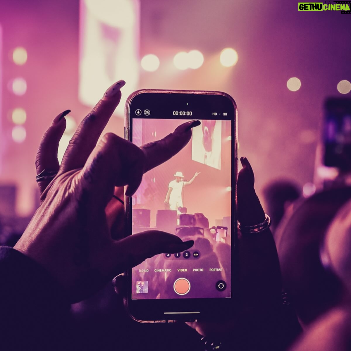 Ne-Yo Instagram - Wish I had more slides! 😩 I had so many dope moments on tour! #ChampagneAndRosesTour