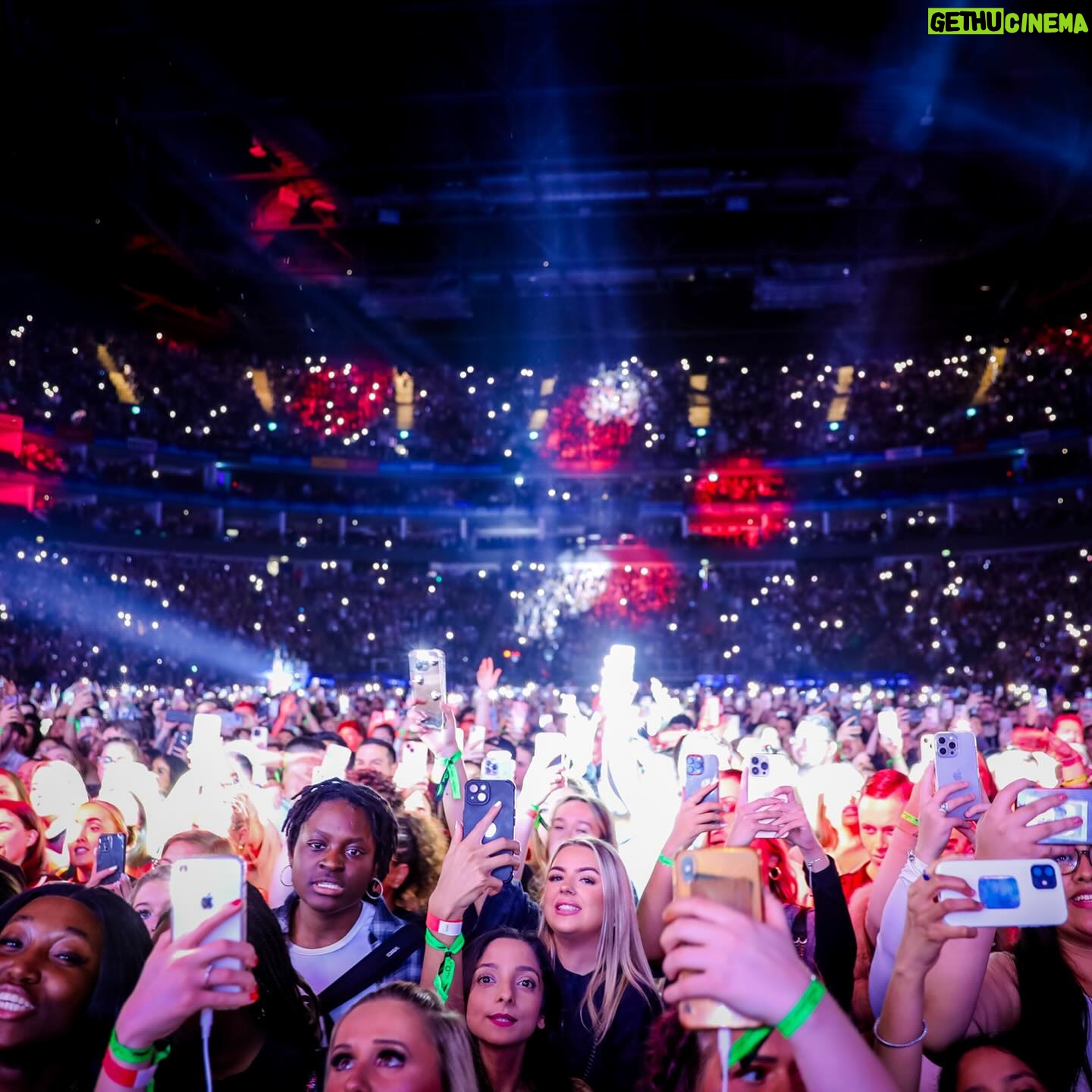 Ne-Yo Instagram - Wish I had more slides! 😩 I had so many dope moments on tour! #ChampagneAndRosesTour