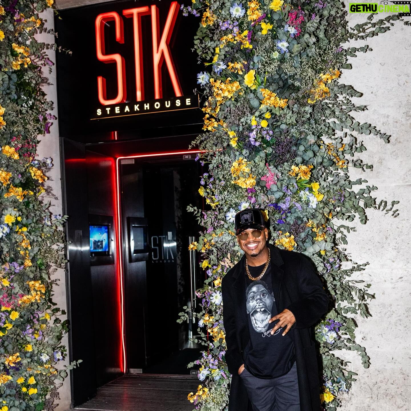 Ne-Yo Instagram - Wish I had more slides! 😩 I had so many dope moments on tour! #ChampagneAndRosesTour