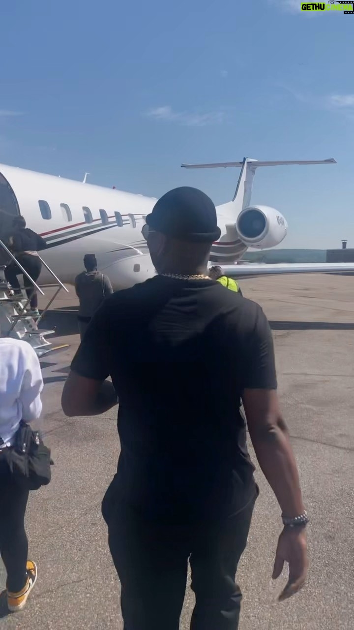 Ne-Yo Instagram - Early morning flights, soundcheck, showtime...all in a days work. 🎥: @christianngilchrist