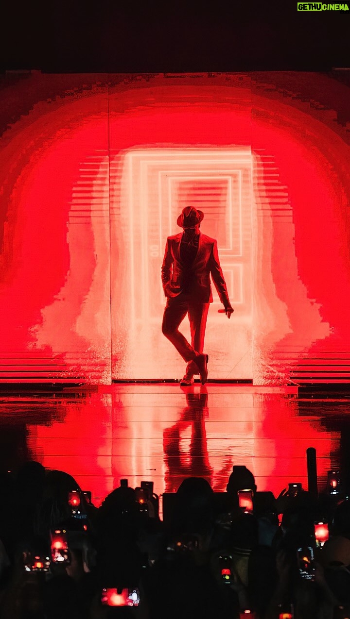 Ne-Yo Instagram - JACKSONVILLE!! I hope y'all ready to EXPERIENCE the #ChampagneAndRosesTour TONIGHT! Doors open at 6PM. 🥂🌹 🎥: @christianngilchrist