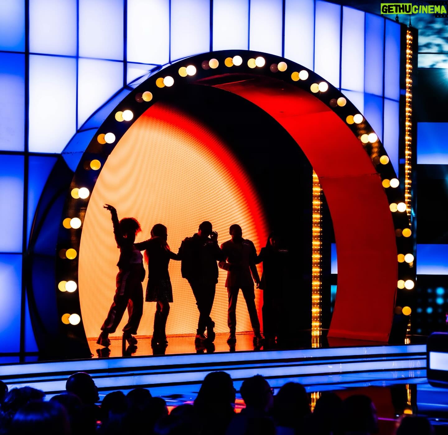 Ne-Yo Instagram - Got the fam with me on @familyfeud! 💪🏾 Wait till y'all see this episode! #TEAMNEYO 📸 : @christianngilchrist