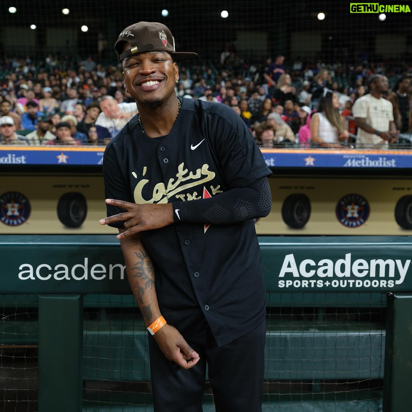 Ne-Yo - 31.7K Likes - Play ball! Made my way to H-TOWN for the @cactusjackfoundation #HBCU Softball Classic! Shout out to @travisscott for putting together a dope event. ⚾️