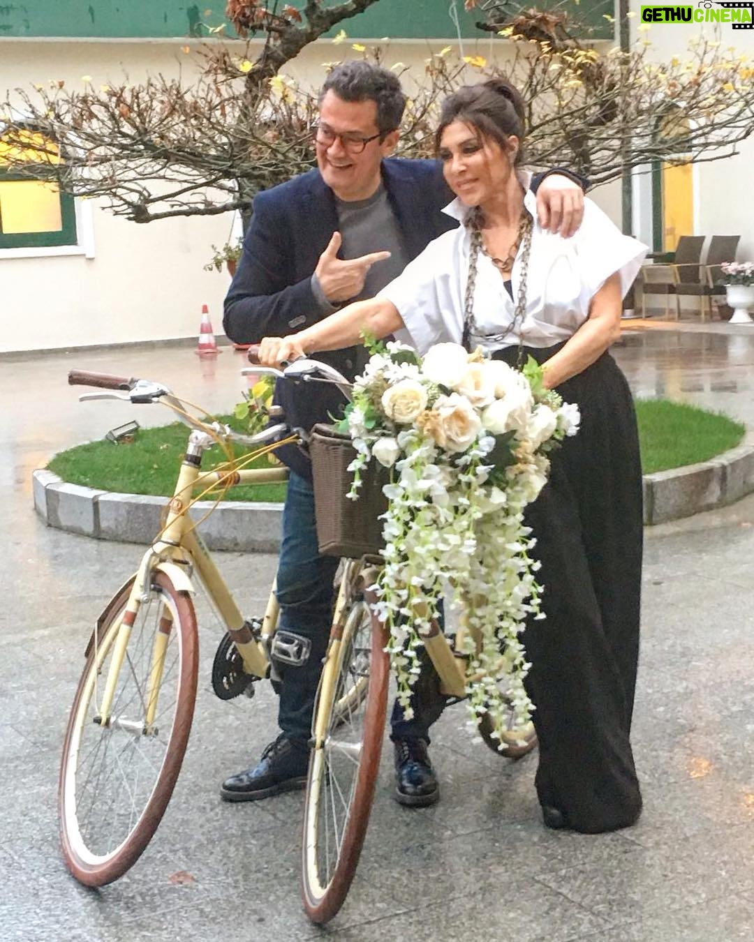 Nebahat Çehre Instagram - Beni ben olarak anlattığın röpörtajın için çok teşekkür ederim sevgili Cengiz Semercioğlu @cengizsemercio 🙏😍 Bugün Hürriyet Gazetesi / Kelebek 🦋 Ekindeyiz ... Kavuşmamıza az kaldı😍😍😍 #yuvamdakidüşman @yuvamdadusman