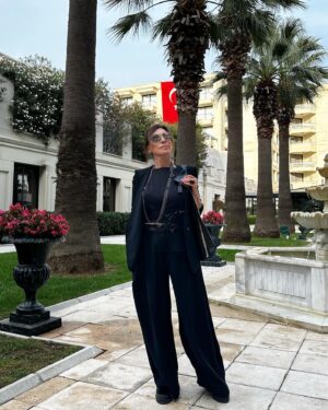 Nebahat Çehre Instagram - Sizce 1 mi? 
2 mi? 😌
