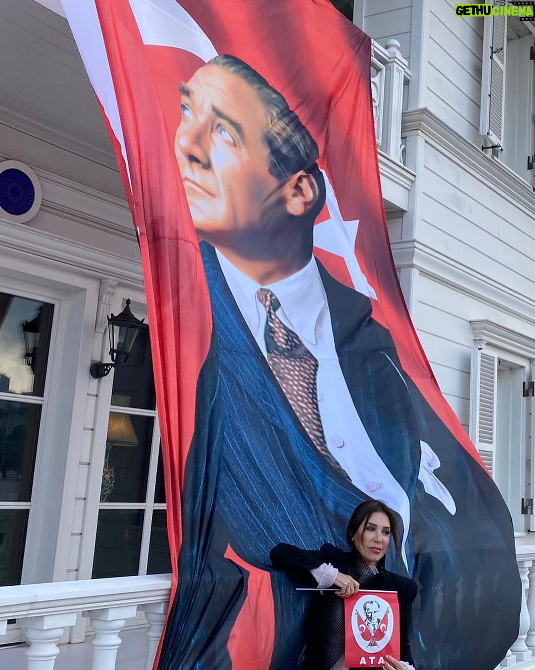 Nebahat Çehre Instagram - Şimdiden 29 Ekim Cumhuriyet Bayramını kutlamaya başladık🇹🇷🇹🇷Daha nicelerine...