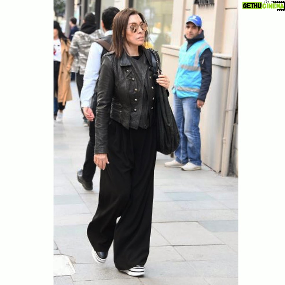 Nebahat Çehre - 52.7K Likes - Corona günlerinden sıkıldık, yorulduk biliyorum ama çiçekli, mutlu, güzel günler bizi bekliyor ... Azıcık daha zaman 🌺
#evdekal