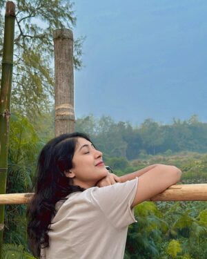 Neelanjona Neela Instagram - কুয়াশা ভেজা সকাল বেলায়, কি জানি কার অপেক্ষায় 🪷
Good morning 🌅