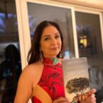 Neena Gupta Instagram - If anyone is looking for a book to cozy up with this winter, I highly recommend #RomanStories. Lahiri is such a master, and this collection is no different! #JhumpaLahiri @penguinindia