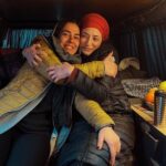 Negar Javaherian Instagram - • یک/ دیروز، کمی پیش از غروب خورشید، آخرین پلانم را در سریال خاتون بازی کردم. صبح زود از گرمسار برگشتم. این نرگس ها‌ی زیبا که گروه نازنین “خاتون” @khatoon.series بهم هدیه دادند و این سنجاق‌ها که به موهایم جا مانده بودند، تنها چیزهایی هستند که با من از لوکیشنِ “خاتون” به خانه آمدند. احساس می‌کنم از یک سفر دور‌ِ چندین و چند ساله برگشتم.. یک سال و چهار ماه فیلمبرداری کردیم. از اولین گفتگوی تینا و من در مورد خاتون حدوداً به اندازه‌یِ سن نوردخت میگذرد. دو سال و پنج ماه!!! همکاران عزیزم در سریالِ “خاتون” قدردان تک تک‌تان هستم. کنار هم موهایمان را سفید کردیم.❤️ زیر سایه‌تان بودم و این برایم بسیار با ارزش و عزیز بود. • دو/ این صبح زیبا را ببینید. دیروز در مسیر رسیدن به فیلمبرداری. • سه/ تینا ❤️ @tinapakravan خوشحالم که عکس این بغل کردن ثبت شده. دمت گرم که این عکس و گرفتی سینای @sinakermanizadeh عزیزم. • چهار/ تمام.