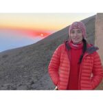 Negar Javaherian Instagram - تاریخ ۱۴۰۱/۰۶/۰۷ صعود به قله‌ی زیبای دماوند.🤍🏔 عکس‌ها از احمدمحمد صالح عزیز. @beitolasiraee_ @ahmadmohammadsaleh @dooooonz #دماوند #کوهنوردی