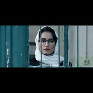 Negar Javaherian Instagram - آغاز پیش فروش بلیت «مجبوریم» 

پیش فروش بلیت فیلم سینمایی «مجبوریم» تازه ترین ساخته رضا دُرمیشیان آغاز شد. 
این فیلم از صبح چهارشنبه ۲۱ اردیبهشت در سینماهای سراسر کشور به نمایش درخواهد آمد.
«مجبوریم» پنجمین فیلم بلند سینمایی رضا دُرمیشیان پس از فیلم های «بغض»، «عصبانی نیستم!»، «لانتوری» و «یواشکی» است.این فیلم برنده پنج جایزه بین المللی است که در این میان سه جایزه بین‌المللی آن، بهترین فیلم از نگاه تماشاگران است.جایزه بین‌المللی بهترین فیلم از نگاه تماشاگران فستیوال وزول فرانسه، جایزه بین‌المللی بهترین فیلم از نگاه تماشاگران «چینه چیتا» هلند، جایزه اصلی بهترین فیلم، جایزه بهترین فیلم تماشاگران و جایزه بهترین فیلم هیات داوری نتپک ( شبکه ارتقای سینما آسیاوپاسیفیک) فستیوال آسیاتیکای رم از جوایز «مجبوریم» است.
کیهان کلهر(موسیقی )،عبدالله اسکندری( طراح گریم)، هایده صفی یاری (تدوین)،محمد رضا دلپاک(طراحی و ترکیب صدا)،نظام الدین کیایی(صدابردار)، آیین ایرانی (فیلم بردار)،گلناز گلشن (طراح لباس)،امیرحسین حداد ( طراح صحنه)، فواد بوربور (مدیر تولید)،فرید ناظر فصیحی(جلوه های ویژه بصری)،حمیدرضا غفارزاده (دستیار اول کارگردان)،میناسنگ سفیدی(برنامه ریز) و نوشین جعفری(عکاس) ازعواملی هستند که دُرمیشیان را در تولید فیلم همراهی کرده اند.
بازیگران این فیلم عبارتند از:
فاطمه معتمدآریا، نگار جواهریان،پارسا پیروزفر،بهمن فرمان آرا،پردیس احمدیه،مجتبی پیرزاده،بابک کریمی ،همایون ارشادی، پریوش نظریه،رضا بهبودی، احمد حامد، مریم بوبانی، راموناه شاه، هوشنگ قوانلو ، مسیح کاظمی ، سپیده علی محمدی ، غزل شجاعی ، خورشید چراغی پور، مهدی نصرتی، رویا بختیاری،محمد رضا مالکی، محمد حیدری، نسیم جمشیدی، محسن خویینی ها، حامد رحیمی نصر، حسین مسلمی، سیامک ادیب، یگانه ظرافتی ،نازی خاتمی، شراره رنجبر ،یاسمین پازوکی ،حسام زارع مقدم ،مهناز کرباسچیان، حیدر طلوعی نیا ،سید داود مرتضوی ، سهیل قناعتی، فرهاد ریش سفیدی ،بشیر ادریسی ،سعید اکبری ، علی بلوردی و... با حضور: ژاله علو

#مجبوریم#مجبوریم_را_فقط_در_سینما_ببینید