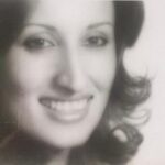 Negar Javaherian Instagram - • دوستت دارم مامان. کاش به اندازه‌ی تو مهربان و بخشنده باشم. پی‌نوشت: خنده‌ام می‌گیره از اون عکسِ آخر، تو و بابا مثلِ بچه‌هایی هستین که وسط خاله‌بازی ازشون عکس گرفتن، ژست جدی گرفتین ولی خنده‌تون گرفته😂❤️❤️