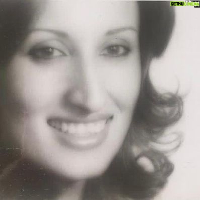 Negar Javaherian Instagram - • دوستت دارم مامان. کاش به اندازهی تو مهربان و بخشنده باشم. پینوشت: خندهام میگیره از اون عکسِ آخر، تو و بابا مثلِ بچههایی هستین که وسط خالهبازی ازشون عکس گرفتن، ژست جدی گرفتین ولی خندهتون گرفته😂❤️❤️
