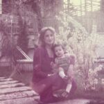 Negar Javaherian Instagram - • دوستت دارم مامان. کاش به اندازه‌ی تو مهربان و بخشنده باشم. پی‌نوشت: خنده‌ام می‌گیره از اون عکسِ آخر، تو و بابا مثلِ بچه‌هایی هستین که وسط خاله‌بازی ازشون عکس گرفتن، ژست جدی گرفتین ولی خنده‌تون گرفته😂❤️❤️