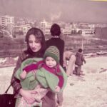 Negar Javaherian Instagram - • دوستت دارم مامان. کاش به اندازه‌ی تو مهربان و بخشنده باشم. پی‌نوشت: خنده‌ام می‌گیره از اون عکسِ آخر، تو و بابا مثلِ بچه‌هایی هستین که وسط خاله‌بازی ازشون عکس گرفتن، ژست جدی گرفتین ولی خنده‌تون گرفته😂❤️❤️