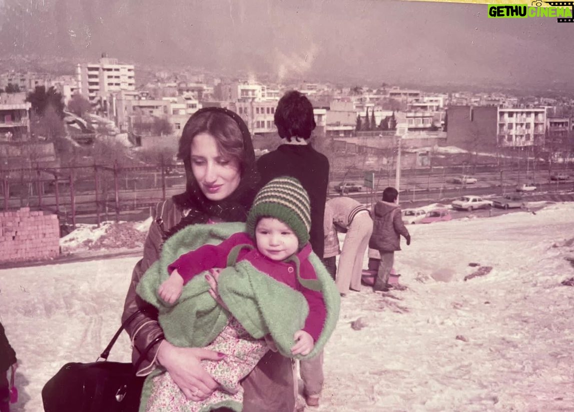Negar Javaherian Instagram - • دوستت دارم مامان. کاش به اندازهی تو مهربان و بخشنده باشم. پینوشت: خندهام میگیره از اون عکسِ آخر، تو و بابا مثلِ بچههایی هستین که وسط خالهبازی ازشون عکس گرفتن، ژست جدی گرفتین ولی خندهتون گرفته😂❤️❤️