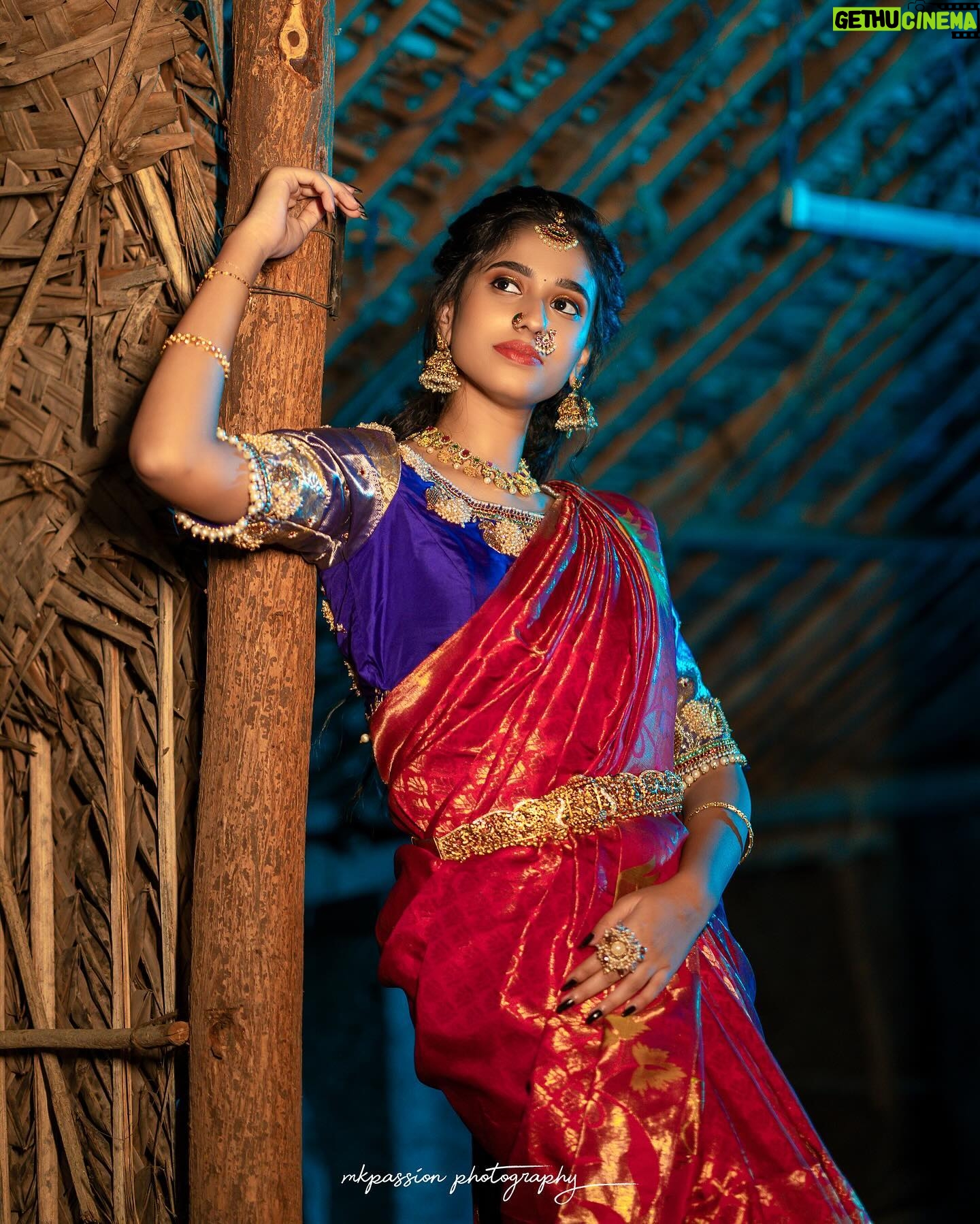 Neha Chowdary Endluri Instagram - Pattu cheera feels 🥰 #swipe 📸 : @mkpassionphotography @mukeshreddy89 Makeup & hairstyling: @priyasandeepmakeupartistry @bridalstoptirupati Saree & blouse: @bridalstop_boutique #neha_nani #nehachowdary #traditional #saree #pattusaree