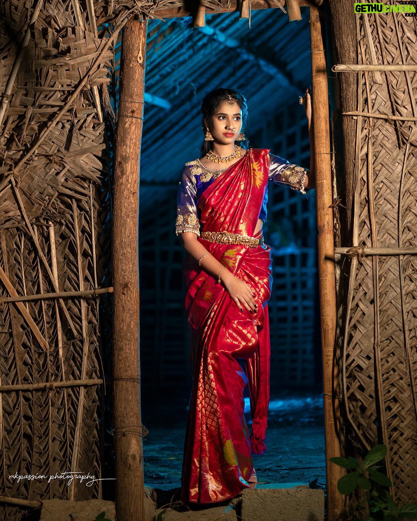 Neha Chowdary Endluri Instagram - Pattu cheera feels 🥰 #swipe 📸 : @mkpassionphotography @mukeshreddy89 Makeup & hairstyling: @priyasandeepmakeupartistry @bridalstoptirupati Saree & blouse: @bridalstop_boutique #neha_nani #nehachowdary #traditional #saree #pattusaree
