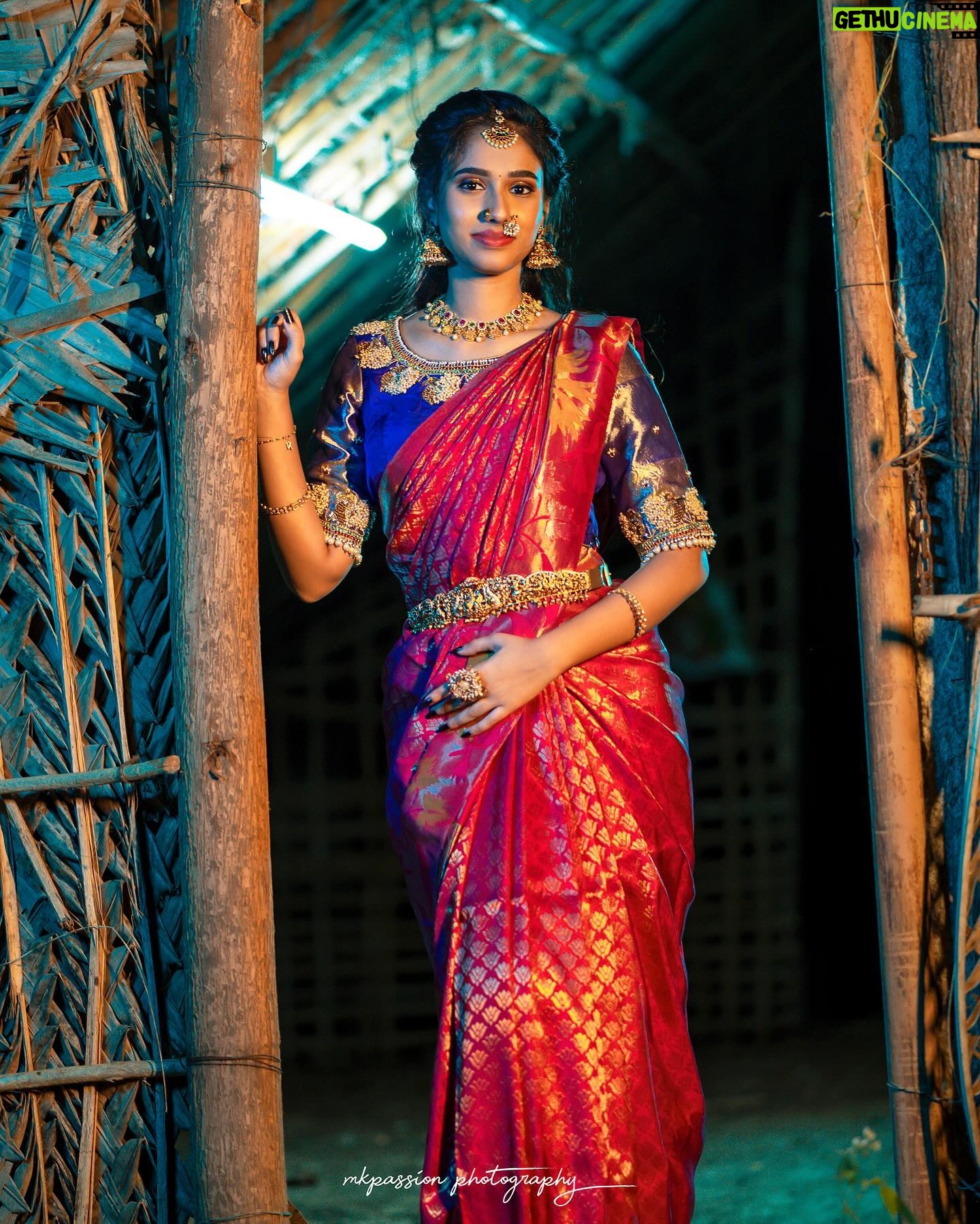 Neha Chowdary Endluri Instagram - Pattu cheera feels 🥰 #swipe 📸 : @mkpassionphotography @mukeshreddy89 Makeup & hairstyling: @priyasandeepmakeupartistry @bridalstoptirupati Saree & blouse: @bridalstop_boutique #neha_nani #nehachowdary #traditional #saree #pattusaree