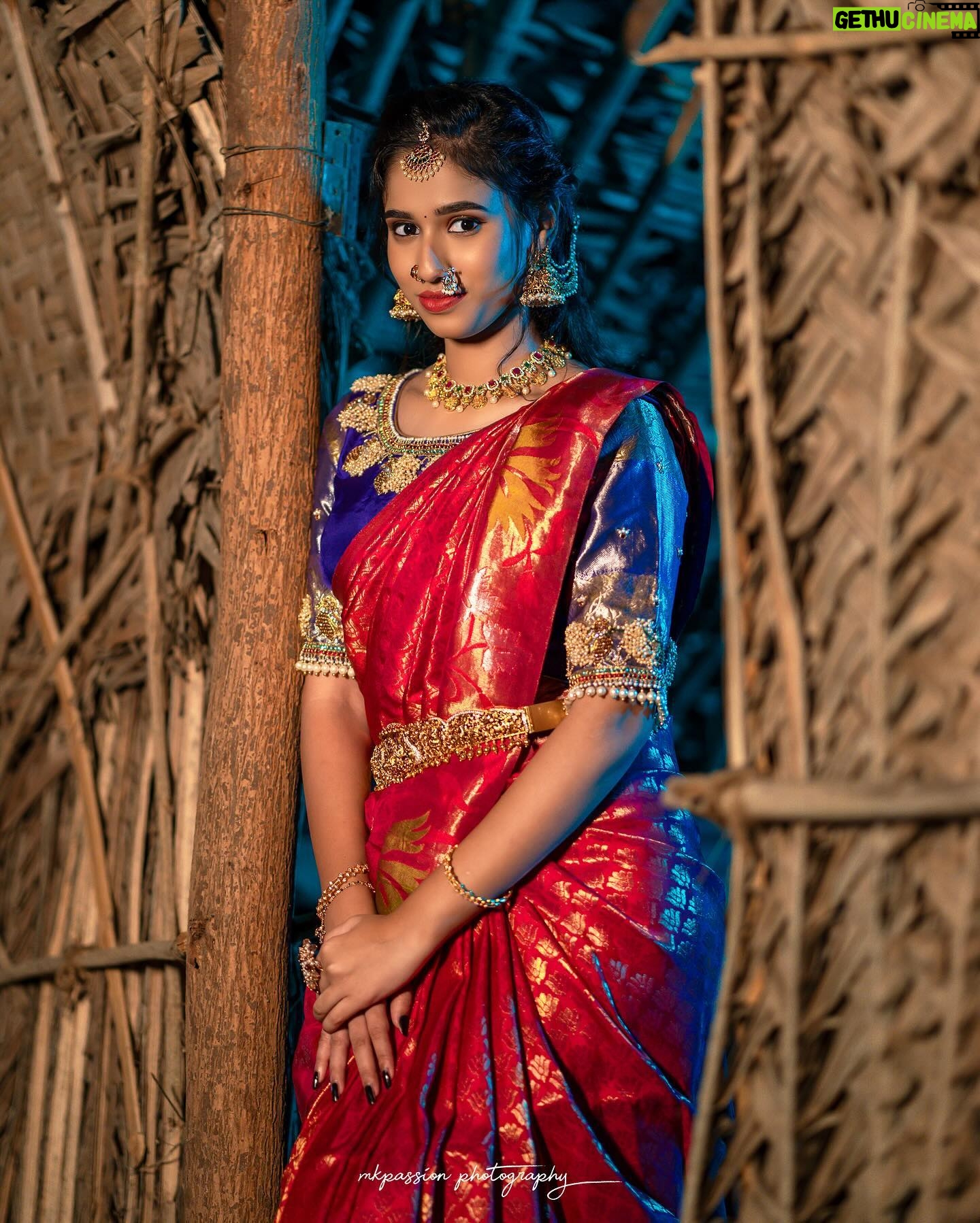 Neha Chowdary Endluri Instagram - Pattu cheera feels 🥰 #swipe 📸 : @mkpassionphotography @mukeshreddy89 Makeup & hairstyling: @priyasandeepmakeupartistry @bridalstoptirupati Saree & blouse: @bridalstop_boutique #neha_nani #nehachowdary #traditional #saree #pattusaree