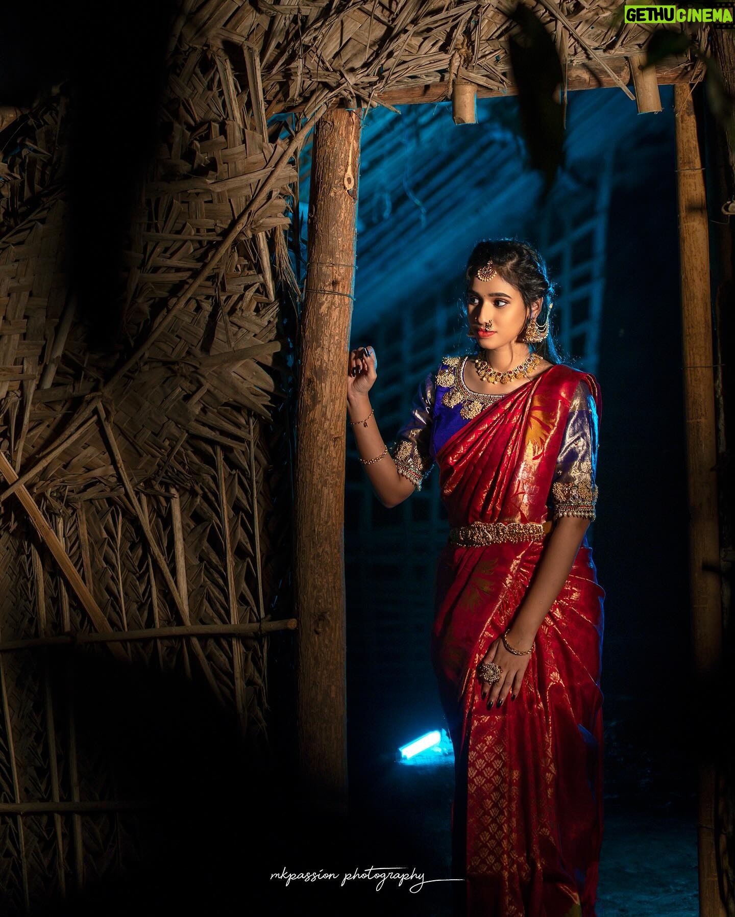 Neha Chowdary Endluri Instagram - Pattu cheera feels 🥰 #swipe 📸 : @mkpassionphotography @mukeshreddy89 Makeup & hairstyling: @priyasandeepmakeupartistry @bridalstoptirupati Saree & blouse: @bridalstop_boutique #neha_nani #nehachowdary #traditional #saree #pattusaree
