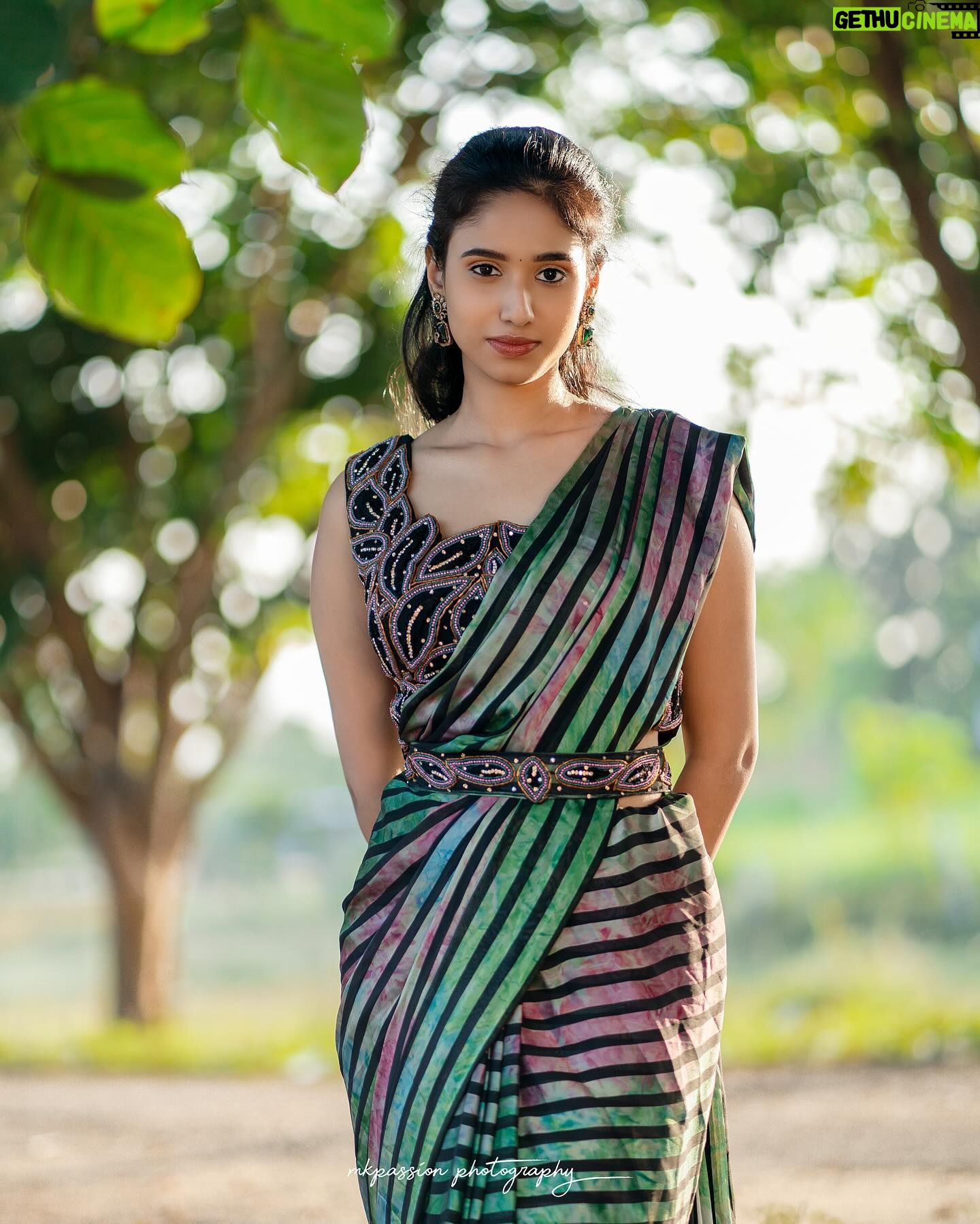 Neha Chowdary Endluri Instagram - Get lost in the moment ✨ #swipe 📸 : @mkpassionphotography @mukeshreddy89 Saree & blouse : @elegant_threads_by_salma Makeup & hairstyling: @tripuraa_alapati #neha_nani #nehachowdary