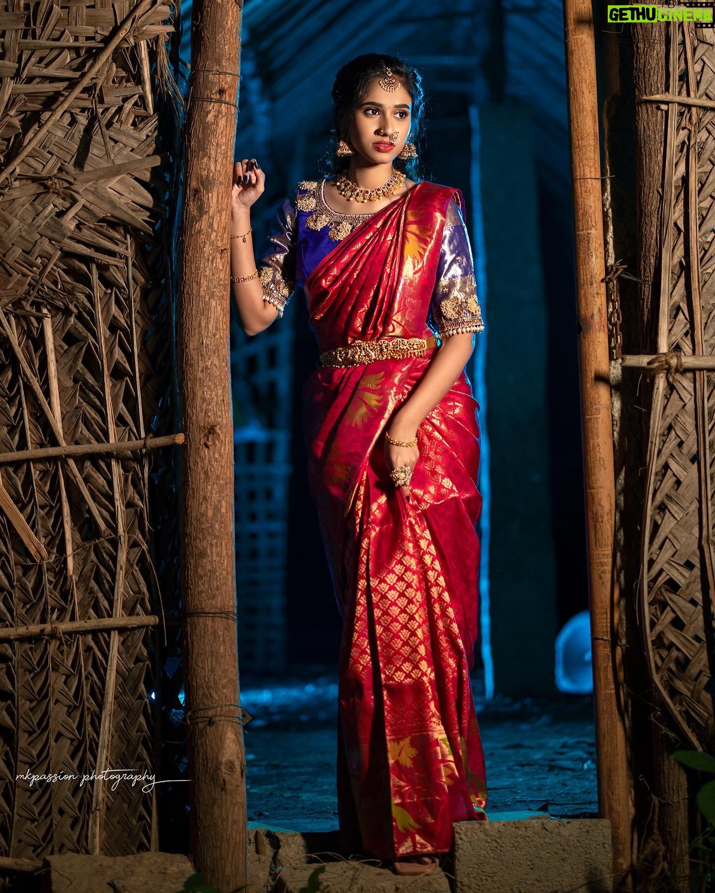 Neha Chowdary Endluri Instagram - Pattu cheera feels 🥰 #swipe 📸 : @mkpassionphotography @mukeshreddy89 Makeup & hairstyling: @priyasandeepmakeupartistry @bridalstoptirupati Saree & blouse: @bridalstop_boutique #neha_nani #nehachowdary #traditional #saree #pattusaree