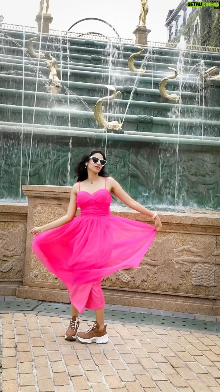 Neha Chowdary Endluri Instagram - Trendingggg! 🩷 #neha_nani #reels #trending #vietnam #banahills