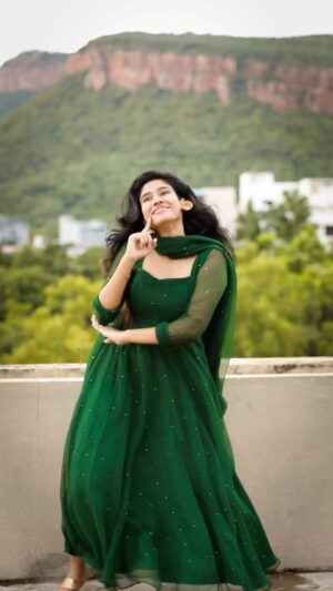 Neha Chowdary Endluri Instagram - Ranu ranu antuneee💚 Outfit: @elegant_threads_by_salma 

#neha_nani #reels #trending