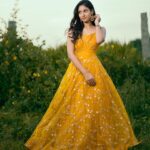 Neha Chowdary Endluri Instagram - Yellow is my happy colour 💛📒🌝🌻🌙🐣 #swipe 📸 : @mkpassionphotography @mukeshreddy89 Outfit : @elegant_threads_by_salma Makeup & hairstyling: @tripuraa_alapati Earrings: @elegant_jewellery_by_salmaazad #neha_nani #nehachowdary