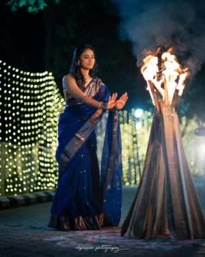 Neha Chowdary Endluri Instagram - Bhogi Subhakankshalu 💙🔥 #swipe 
📸 : @mkpassionphotography @mukeshreddy89 
Makeup & hairstyling: @priyasandeepmakeupartistry @bridalstoptirupati 
Saree & blouse : @bridalstop_boutique 

#neha_nani #nehachowdary #bhogi2024 #happybhogi #sankranthi