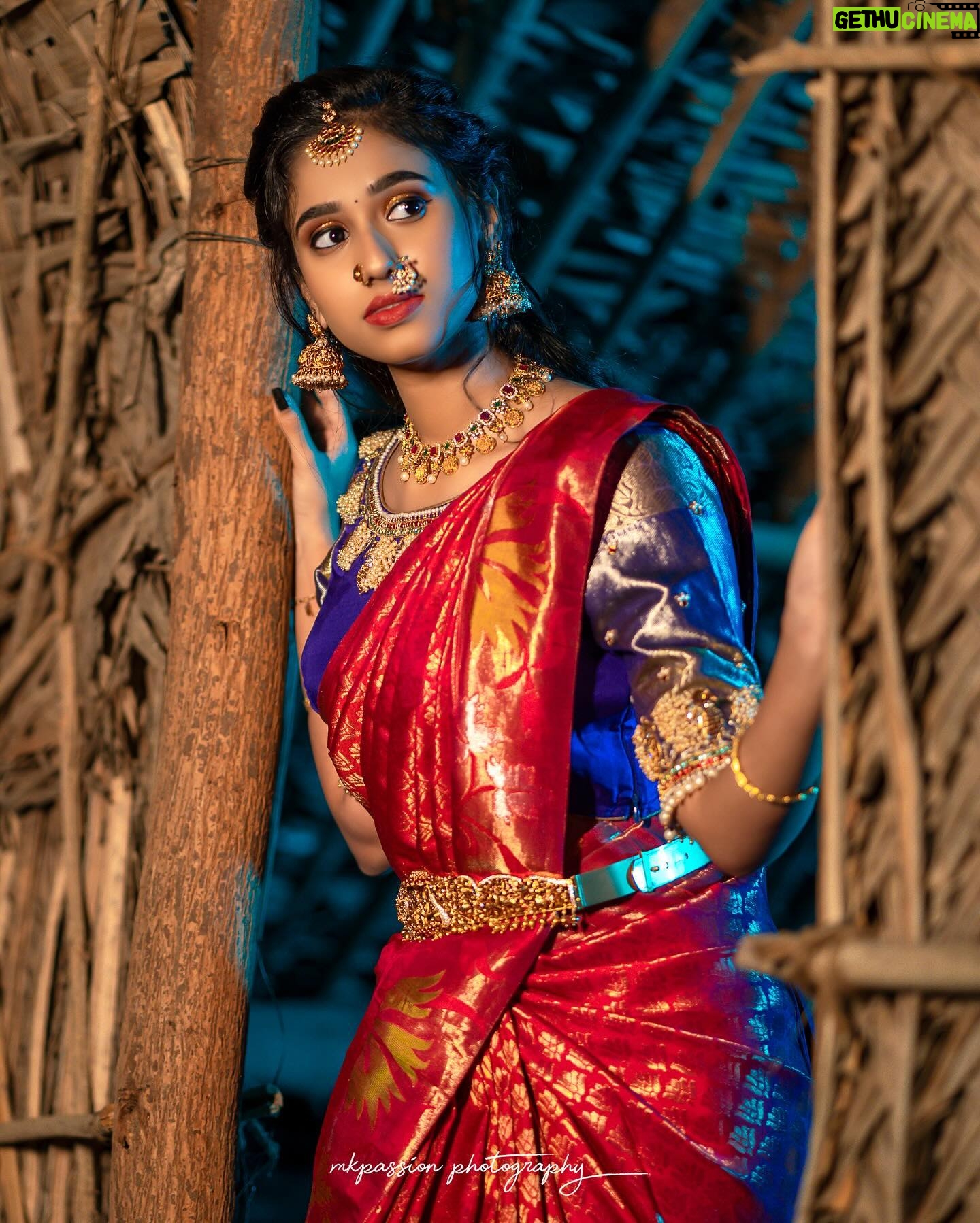 Neha Chowdary Endluri Instagram - Pattu cheera feels 🥰 #swipe 📸 : @mkpassionphotography @mukeshreddy89 Makeup & hairstyling: @priyasandeepmakeupartistry @bridalstoptirupati Saree & blouse: @bridalstop_boutique #neha_nani #nehachowdary #traditional #saree #pattusaree