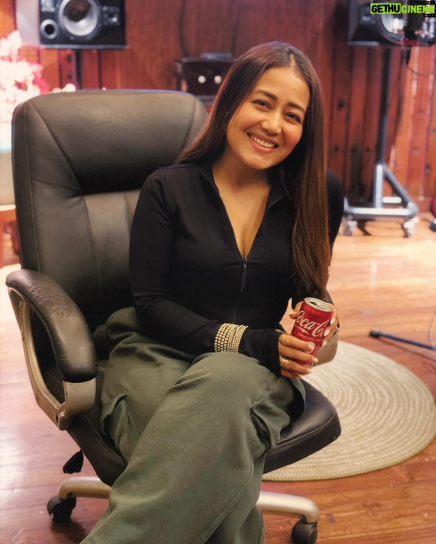 Neha Kakkar Instagram - #SONCHADI is the name of My #CokeStudio Song! And guess what It’s a #Pahadi Song ♥️ @digvijaysinghpariyarofficial #AnkurTiwari @cokestudiobharat @devsanyal @kausarmunir @swanandkirkire @universalmusicindia @kamla_devi_log_gaeka @sajidmaklai @appusworld @varunrg @collectiveartistsdiaries @pavneetsehgal #cokestudiobharat #NehaKakkar #uttarakhand