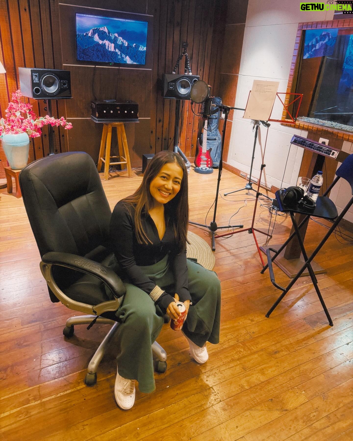 Neha Kakkar Instagram - #SONCHADI is the name of My #CokeStudio Song! And guess what It’s a #Pahadi Song ♥️ @digvijaysinghpariyarofficial #AnkurTiwari @cokestudiobharat @devsanyal @kausarmunir @swanandkirkire @universalmusicindia @kamla_devi_log_gaeka @sajidmaklai @appusworld @varunrg @collectiveartistsdiaries @pavneetsehgal #cokestudiobharat #NehaKakkar #uttarakhand