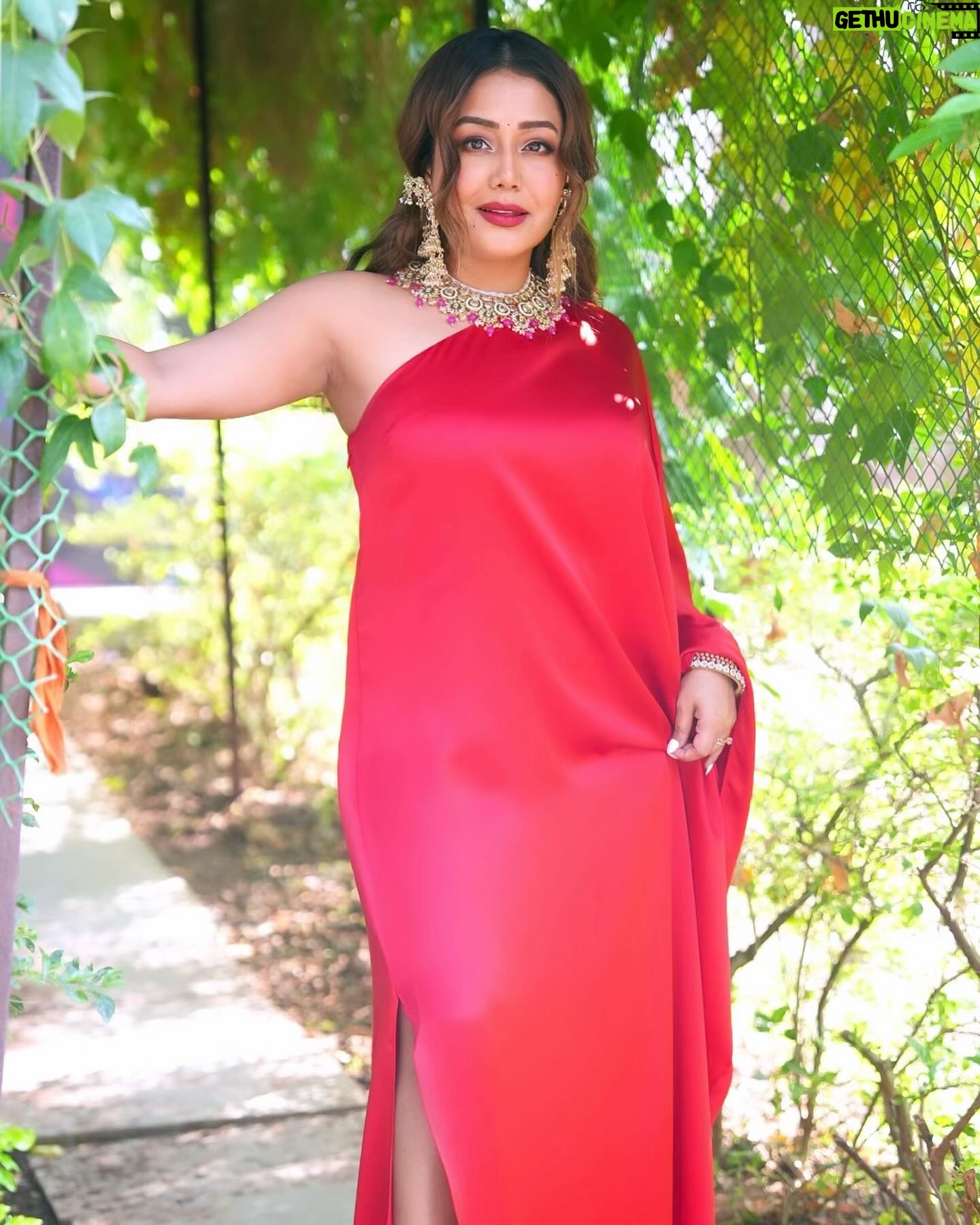 Neha Kakkar Instagram - I styled this #KarlLagerfeld Western Outfit My Way! “Desi Way” If the designer sees this, he might be wondering “Maine aisa kyon nahin socha” . Haha 😉 📸 @prabhatrajput Hair: @nargis9052 Make up: @akankshagg
