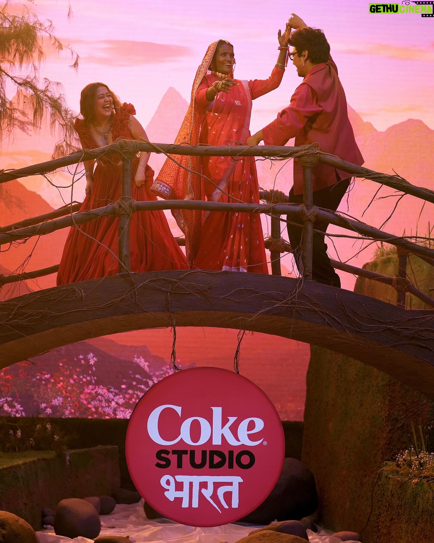 Neha Kakkar Instagram - Socho agar ye moments hain shooting ke, to kahani kitni zabardast hogi? Sonchadi drops on 8th May @cokestudiobharat ♥️ #CokeStudioBharat #Sonchadi #NehaKakkar @digvijaysinghpariyarofficial @Kamla_devi_log_gaeka #CokeStudio #PahadiSong #Uttarakhand
