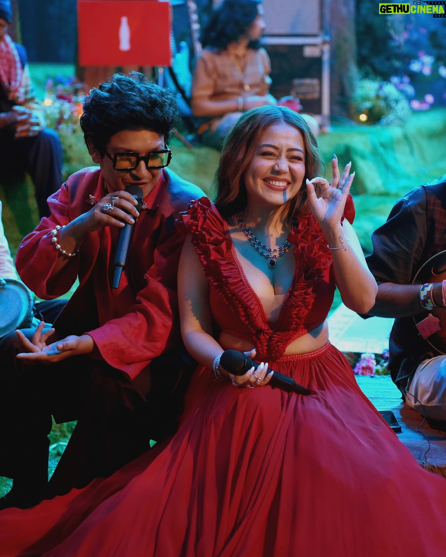 Neha Kakkar Instagram - Socho agar ye moments hain shooting ke, to kahani kitni zabardast hogi? Sonchadi drops on 8th May @cokestudiobharat ♥️ #CokeStudioBharat #Sonchadi #NehaKakkar @digvijaysinghpariyarofficial @Kamla_devi_log_gaeka #CokeStudio #PahadiSong #Uttarakhand