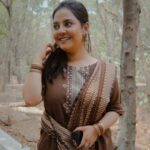 Neha Menon Instagram - He said, Aval Kuzhal Uthirthidum…. Izhai Enai Thulaithidum…. Idai Veli Mulaithidum Neram…. Uyire Nadai Thidum!🤎