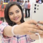 Neha Menon Instagram - Intha valentine’s day celebration innum pothalaiya?? unga special one eh innum special eh feel panna vekkanuma?? Dony worry namba Sathya la innum valentine offer poitu irku for the recently launched Samsung Galaxy AI S24 ultra mobile at lowest price along with cashback tharaanga.. AI features and advanced Smart options iruka Samsunga S24 ultra zero down payment la EMI stating from Rs. 5417 ku vaangitu pogalaam.. Vera yenna best gift iruku for this valentine’s day, grab it soon in nearest Sathya showroom Digital PR: @shoutout_campus Sathya#sathyamobiles#samsung#s24ultra#AImobile#valentinesday#offer#cashback