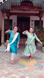 Neha Menon Instagram - Vibing with sista @_nehah_official_ 🫂❤️ Hoping to dance with you again! 💃🏻 From the sets of Pandian Stores 2 & Bakyalakshmi Mahasangamam ✨ Choreography @simran.sivakumar ✨ #ghilli #dancer #dancerlife #ps2 #actor #instagramreels #feelitreelit #reelitfeelit